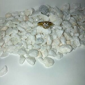 Gold circle diamond ring